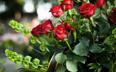 Fiori nel funerale: messaggi silenziosi di affetto, rispetto e memoria
