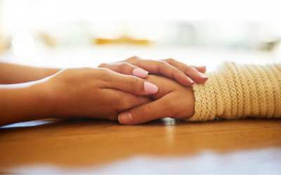 Come stare vicino a un amico in lutto con rispetto e sensibilità