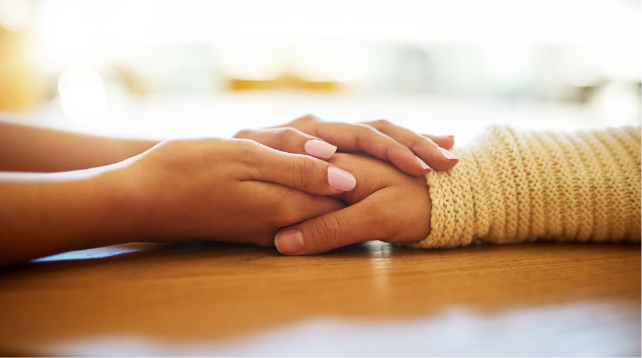 Come stare vicino a un amico in lutto con rispetto e sensibilità